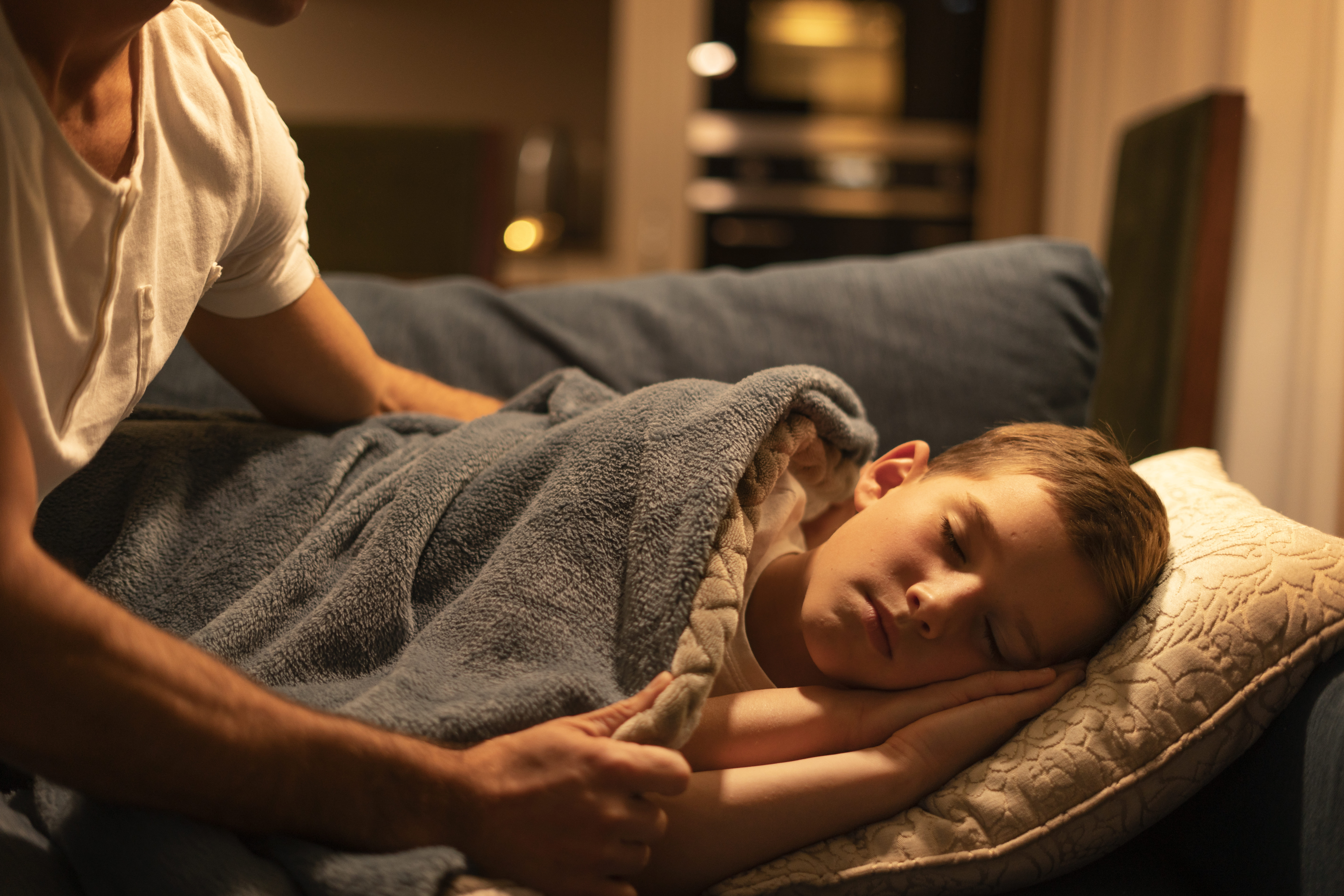 enfant qui dort paisiblement avec une couverture